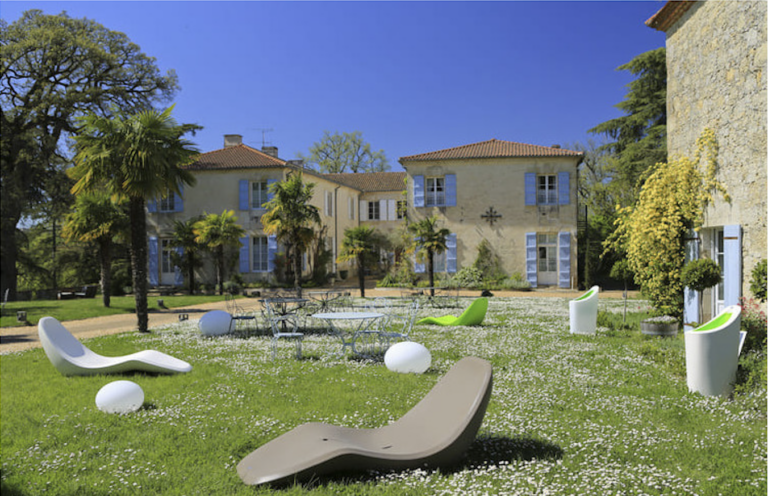Bain de soleil Émon Isaé Café